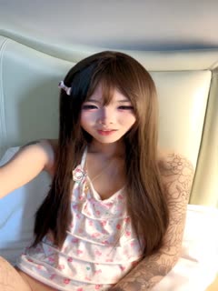 骨感纹身小太妹一个人